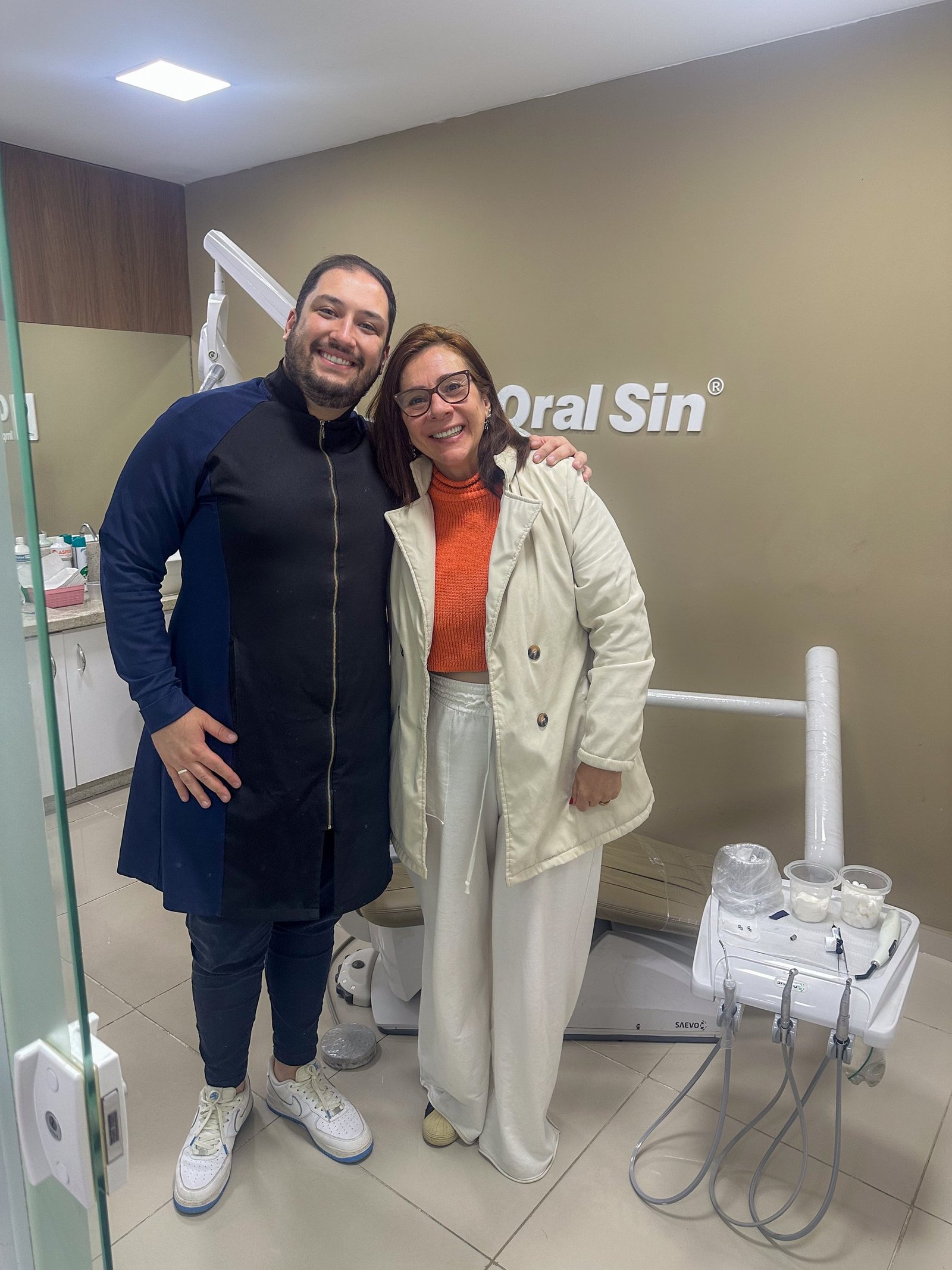 Dr. Lucas Dionízio Batista ao lado de paciente na Oral Sin Boituva